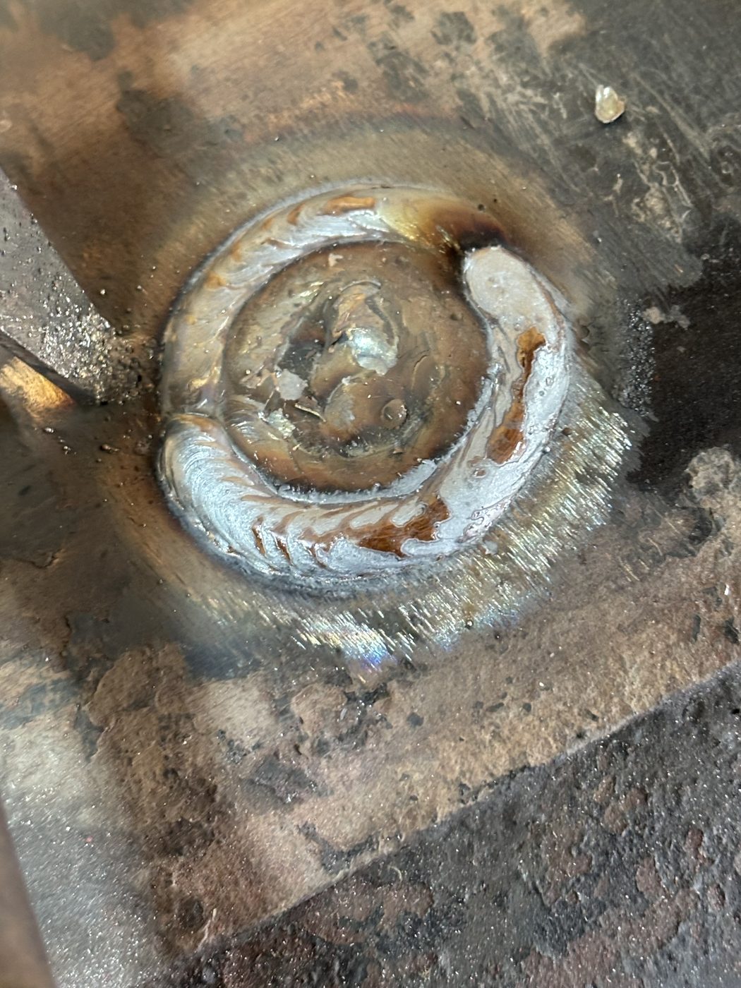 Sealed circular weld on pressure vessel interior